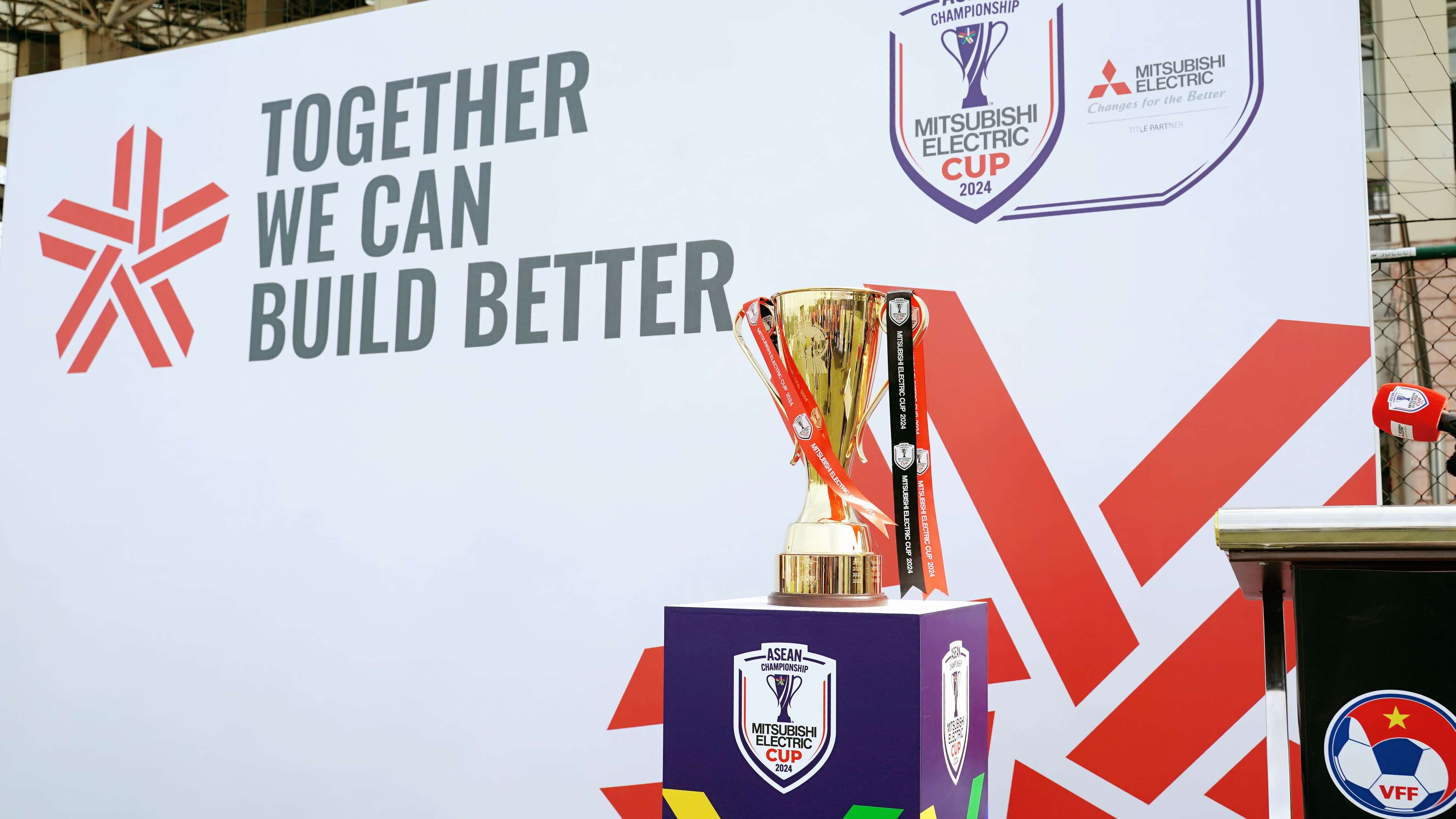 而曼城通过 而曼城通过